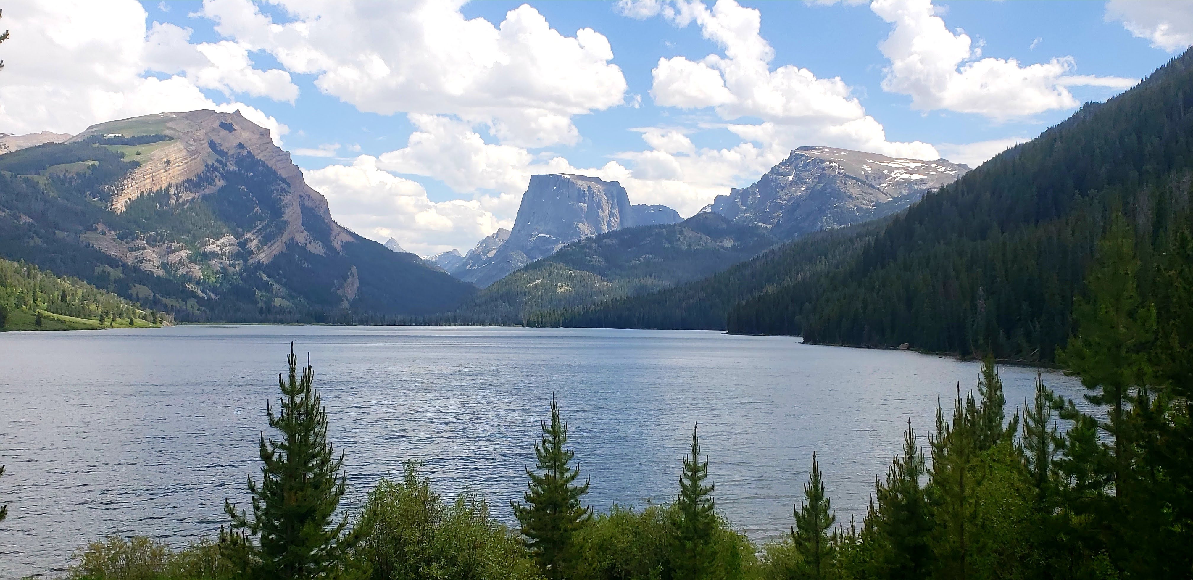 Alpine lake surrounded by mountains — Green River Lakes